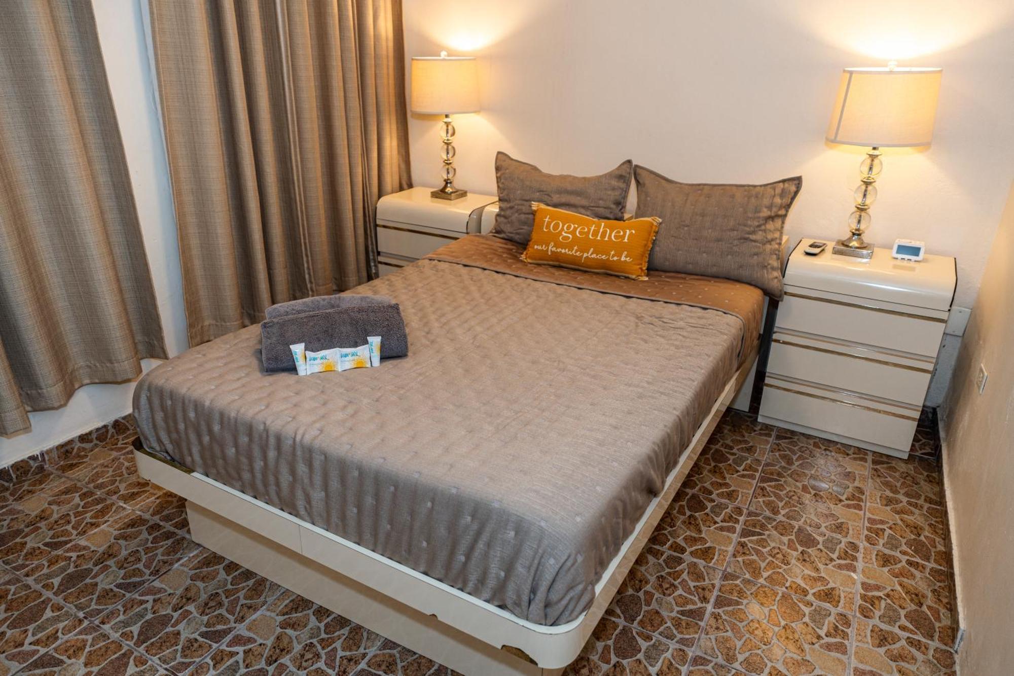 庞塞Compact Haven With Private Entrance And Free Parking And Laundry公寓 外观 照片
