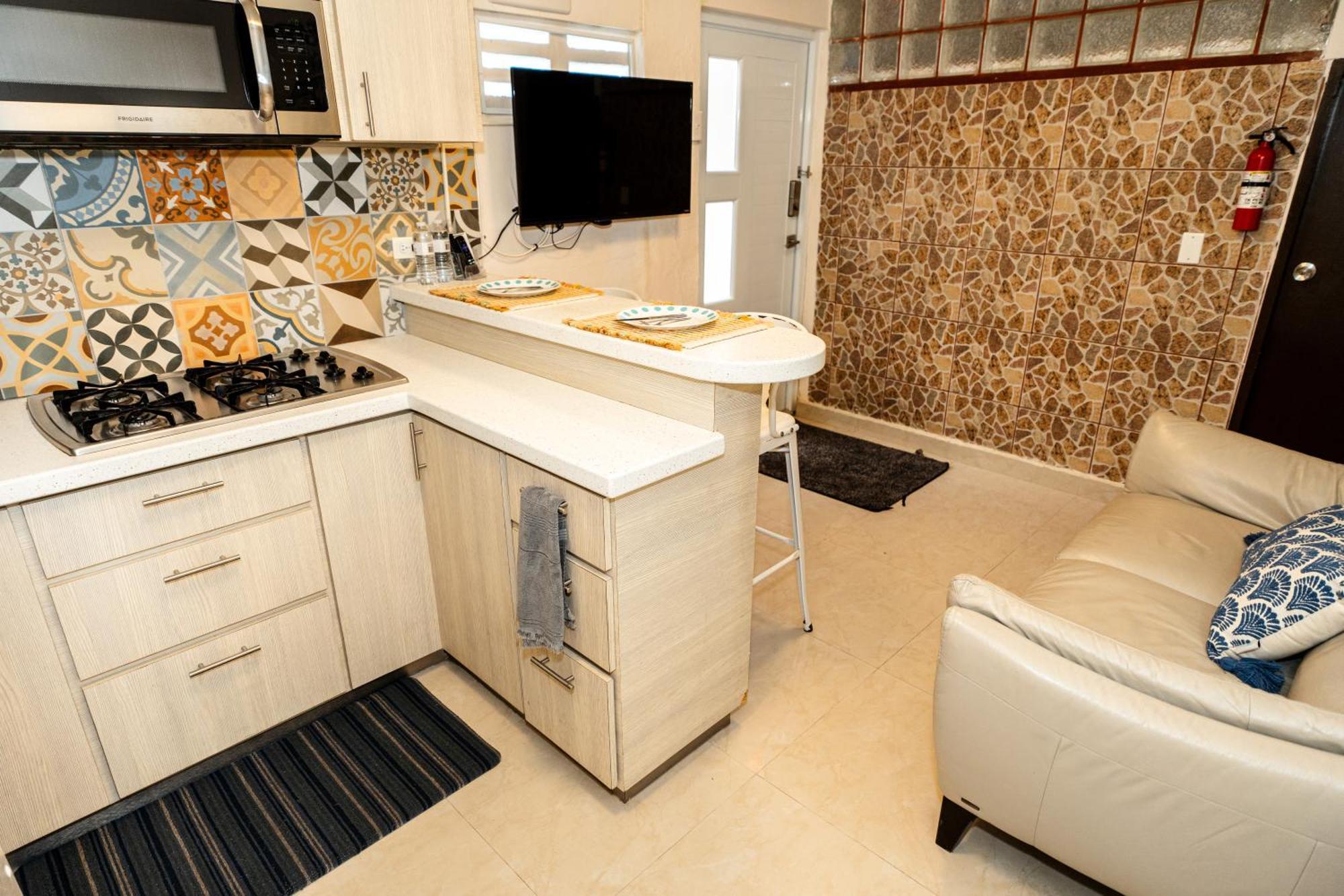 庞塞Compact Haven With Private Entrance And Free Parking And Laundry公寓 外观 照片